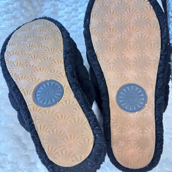 UGG  Cozy Sandals - Picture 4 of 4